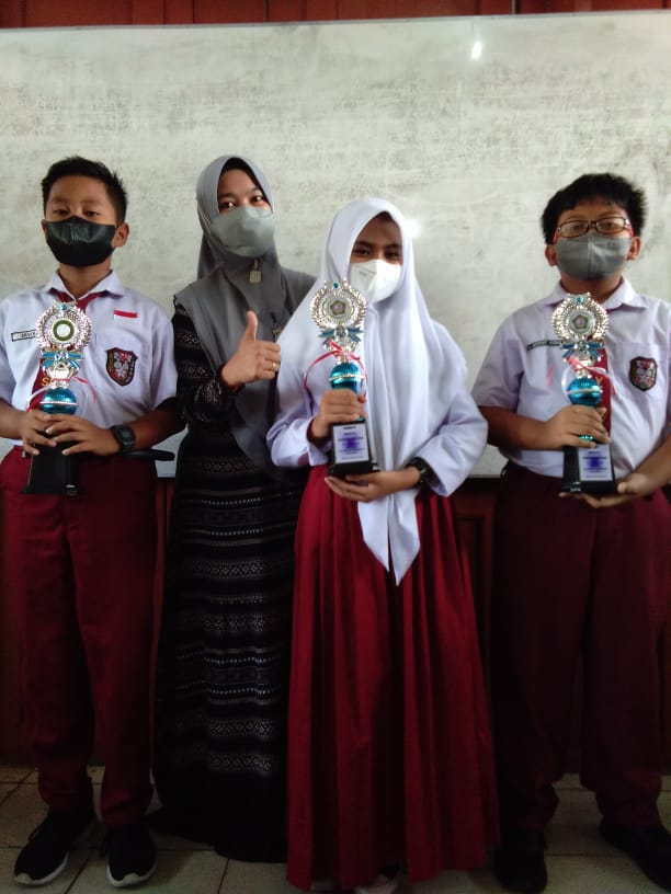 Penyerahan Tropi Bagi Sisma Berprestasi