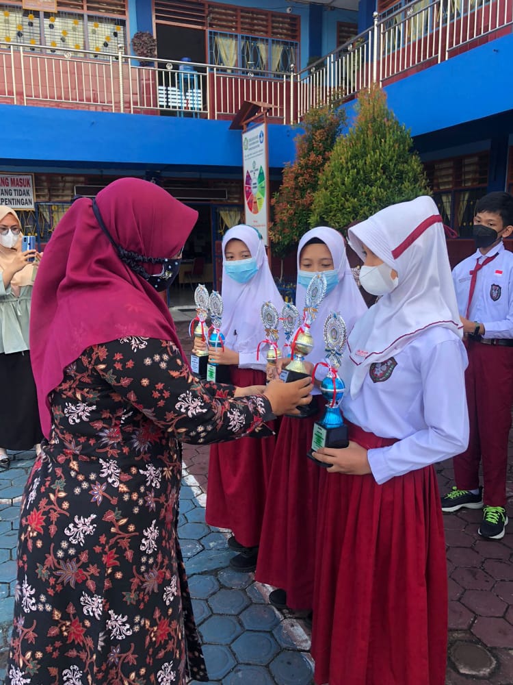 Penyerahan Tropi Bagi Sisma Berprestasi