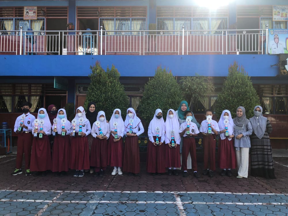 Penyerahan Tropi Bagi Sisma Berprestasi