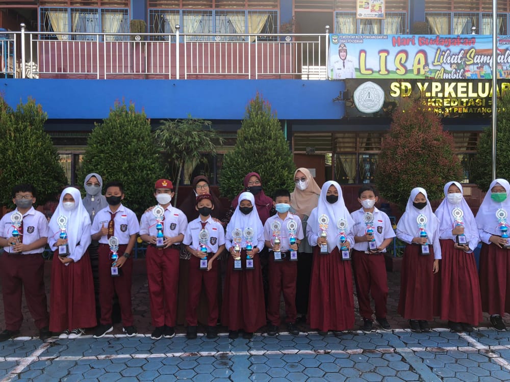 Penyerahan Tropi Bagi Sisma Berprestasi