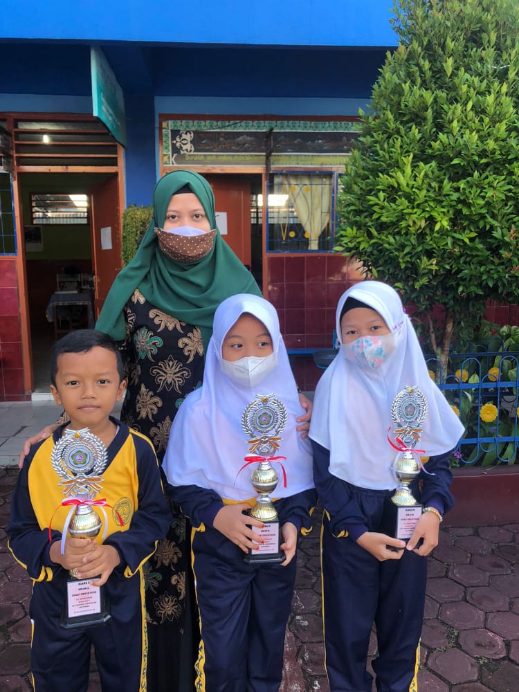 Penyerahan Tropi Bagi Sisma Berprestasi