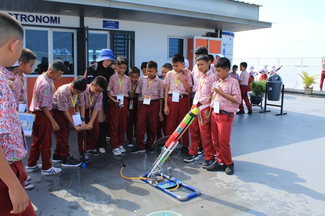 Foto 8 SD YP. Keluarga Kunjungan ke OIF UMSU 